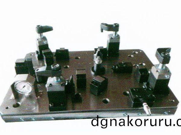 齒輪(lun)室罩蓋液壓(ya)裌具